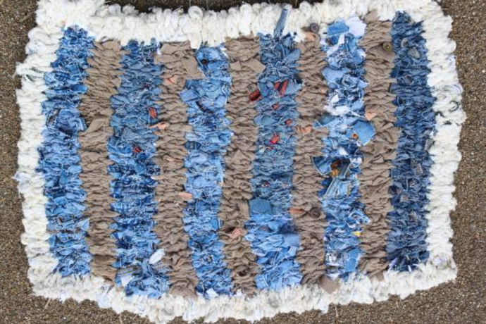 Make a rag rug reusing textiles