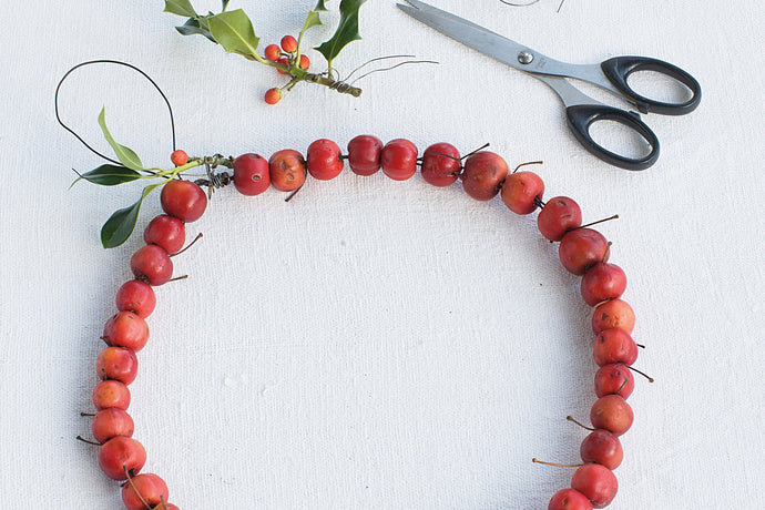 How to make a crab apple wreath in three steps
