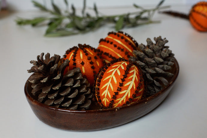 How to make clove-spiked pomanders that smell like Christmas morning