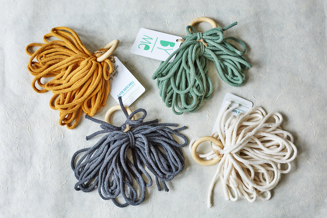 Make a simple macramé knot plant hanger: Course + Kit