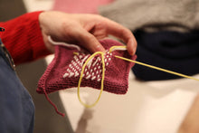 Load image into Gallery viewer, Beginners&#39; Darning: Course + Kit including darning egg
